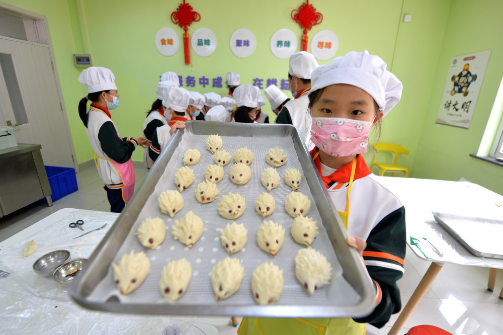 小学生做面点体验劳动快乐