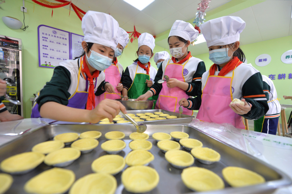 小学生做面点体验劳动快乐