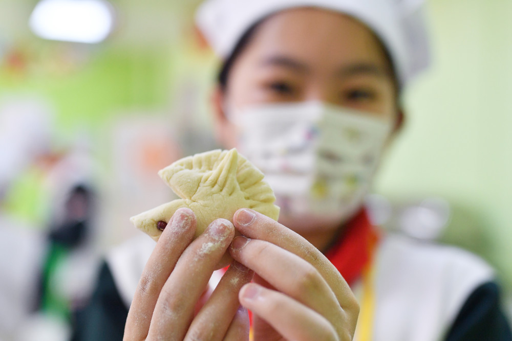 小学生做面点体验劳动快乐