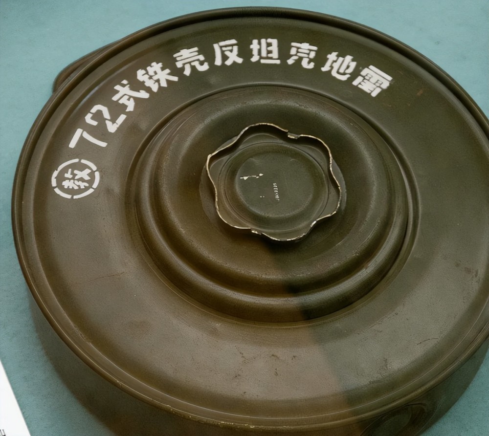 俄军智能地雷首次亮相战场，从天而降轰击乌军坦克_腾讯新闻