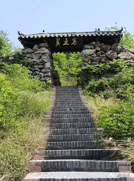 據記載為太平天國翼王石達開所築建兩層古石城牆圍繞山頂一圈有百年