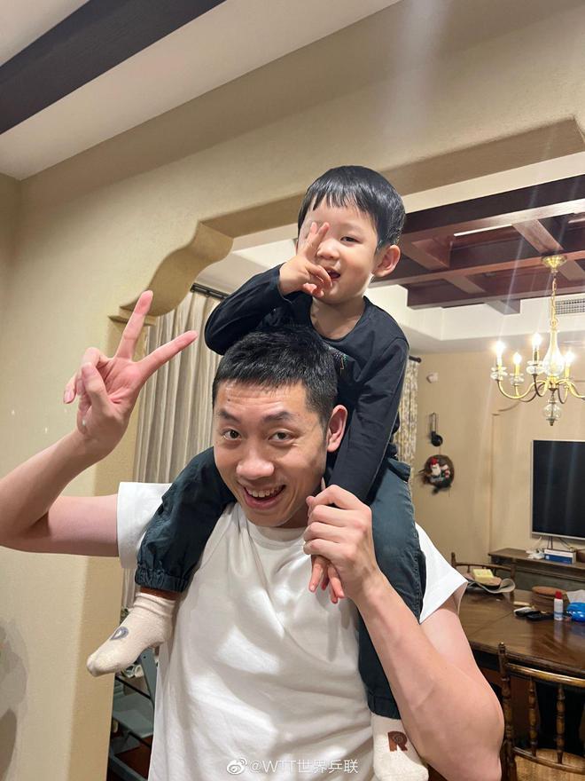 马龙陪校花妻子游玩甜蜜挽手过二人世界儿子骑在许昕肩膀上