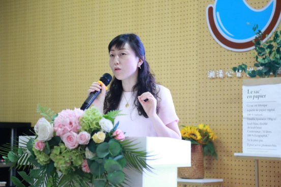 光华瑞幼骨干教师张萍萍围绕本次园本研修主题"教师支持策略"进行微