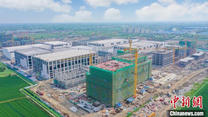 江苏扬州空港新城项目一期工程土建主体结构完工.