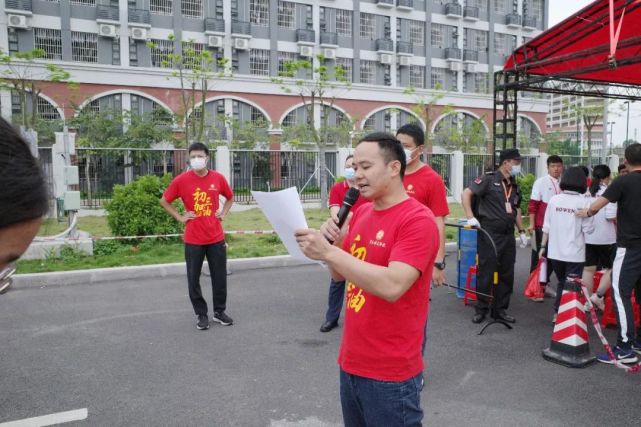 为鼓舞学生士气,保证体育中考平安顺利进行,4月22日,广东博文学校党