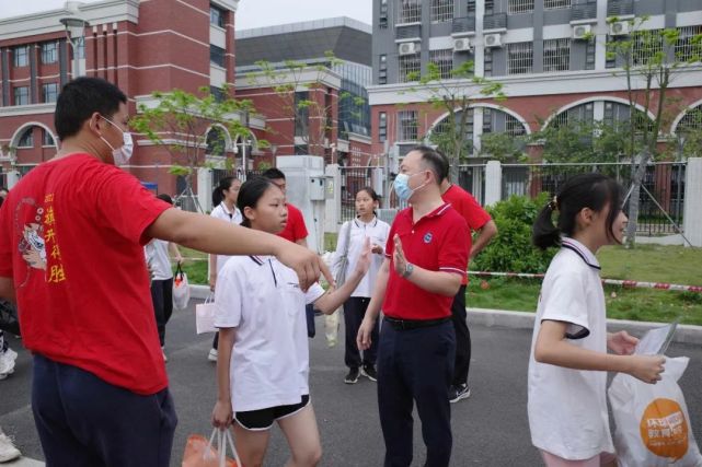 为鼓舞学生士气,保证体育中考平安顺利进行,4月22日,广东博文学校党