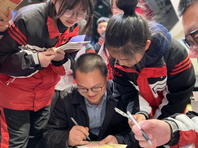 快点融媒喜报瓯海中学教师郑小侠荣获全国五一劳动奖章