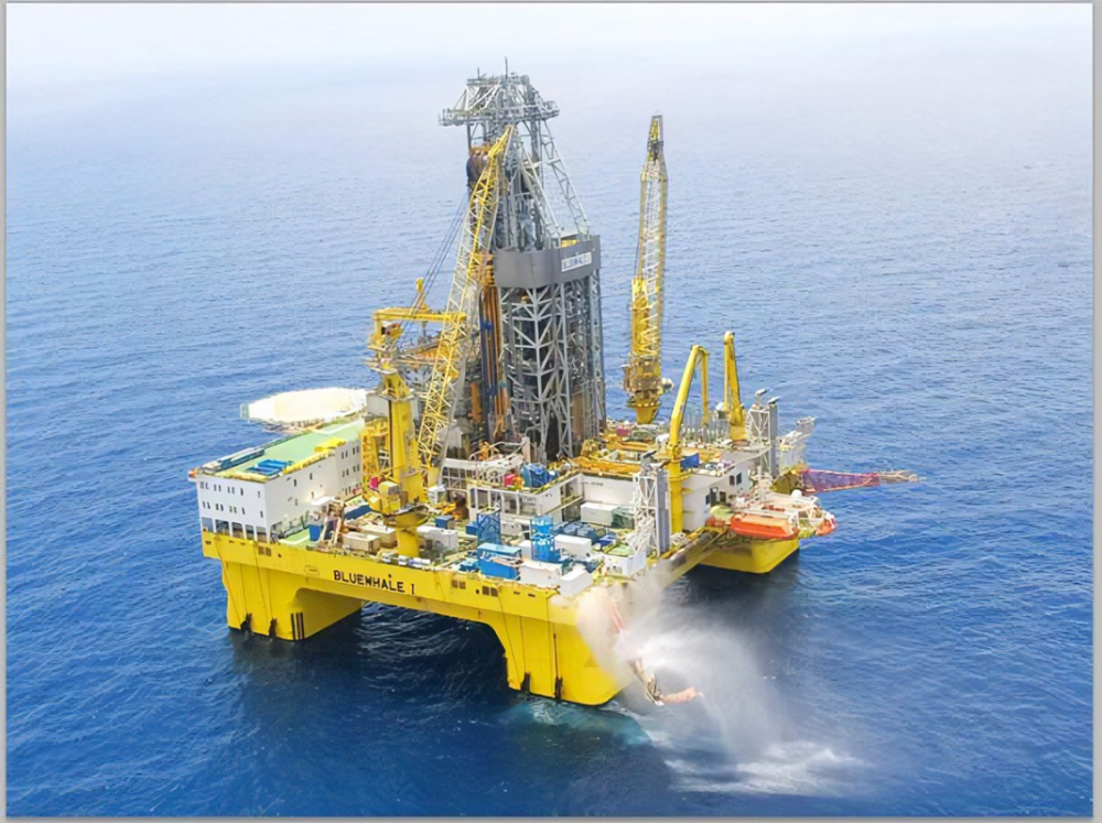 图为蓝鲸一号中国海上可燃冰钻井平台蓝鲸1号让世界称赞,并打破多项