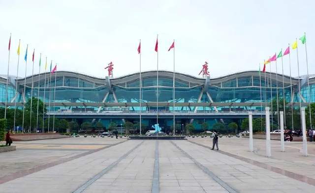 它是目前重庆唯一的4f级民用国际机场,拥有三座航站楼,分别为t1,t2