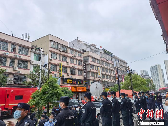 长沙一栋6层半楼房发生倒塌，附近居民：房主在楼顶加建阁楼