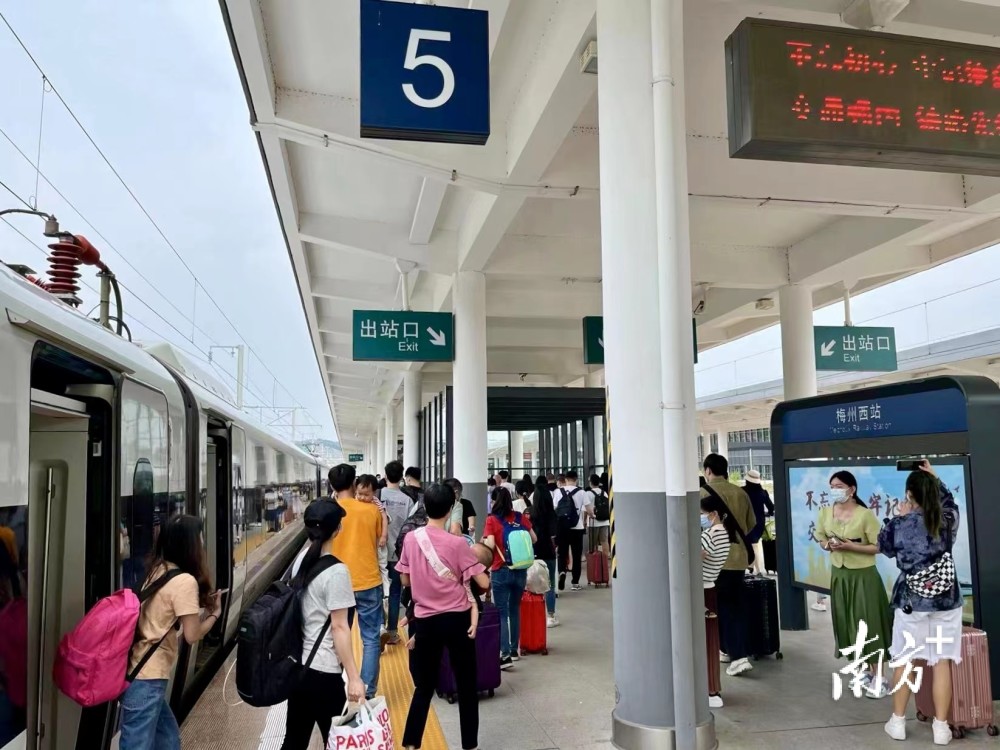 高铁梅州西站五一假期实行一日一图动态调整列车开行