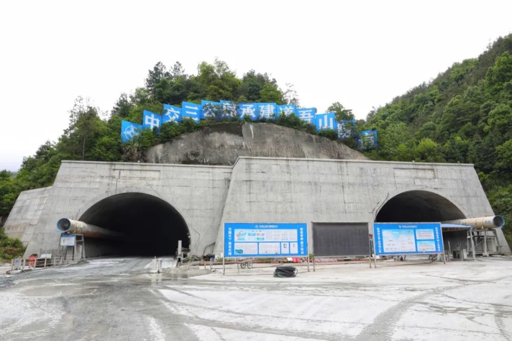 今天金阳大道三期道吾山隧道全线贯通