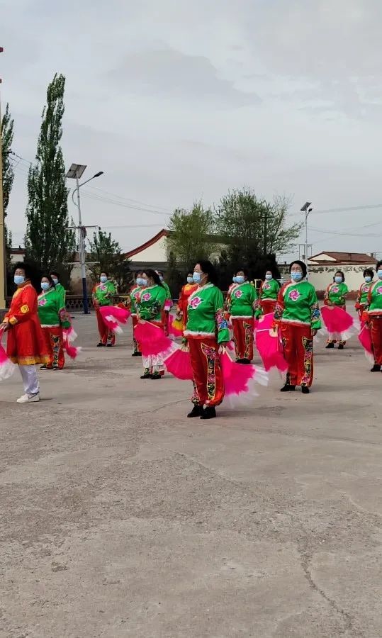 喜迎二十大"主题文艺演出敕勒川镇妇联分别在陶思浩村,白只户村和高泉