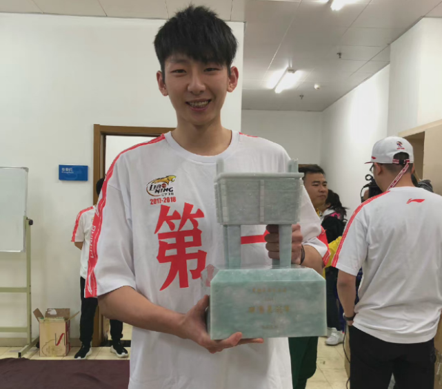 在辽宁男篮夺冠之前,孙锴祺也晒出自己第一次代表辽宁夺冠的照片