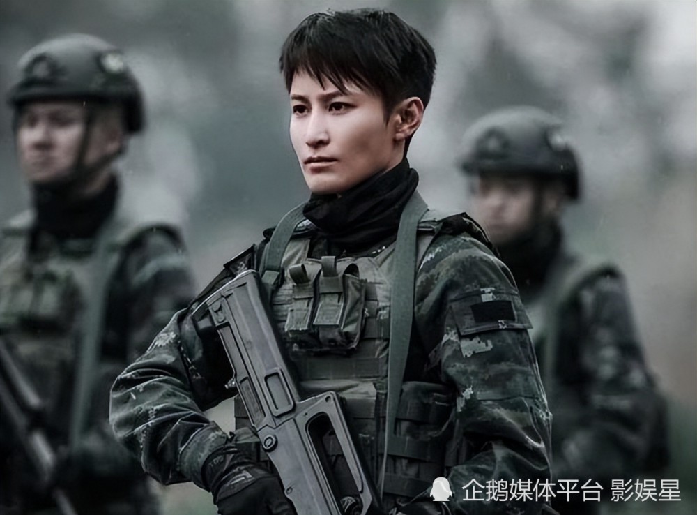 再比如狙击手郭笑笑的饰演者蒋璐霞,同样成了无数观众的"心头好".