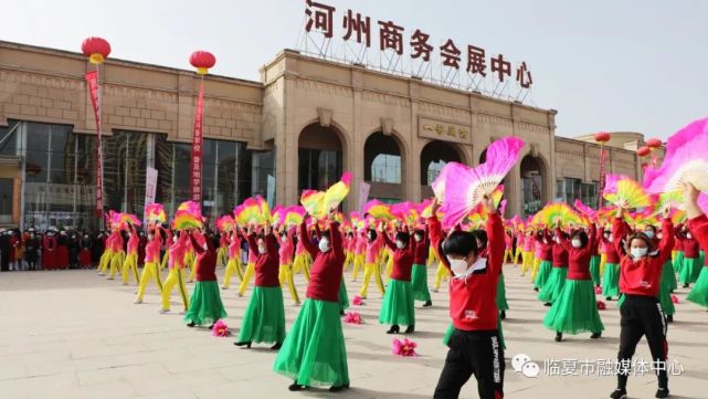 臨夏市中天健百合水兵舞隊隊員 江富和:我們非常高興參加這次廣場舞