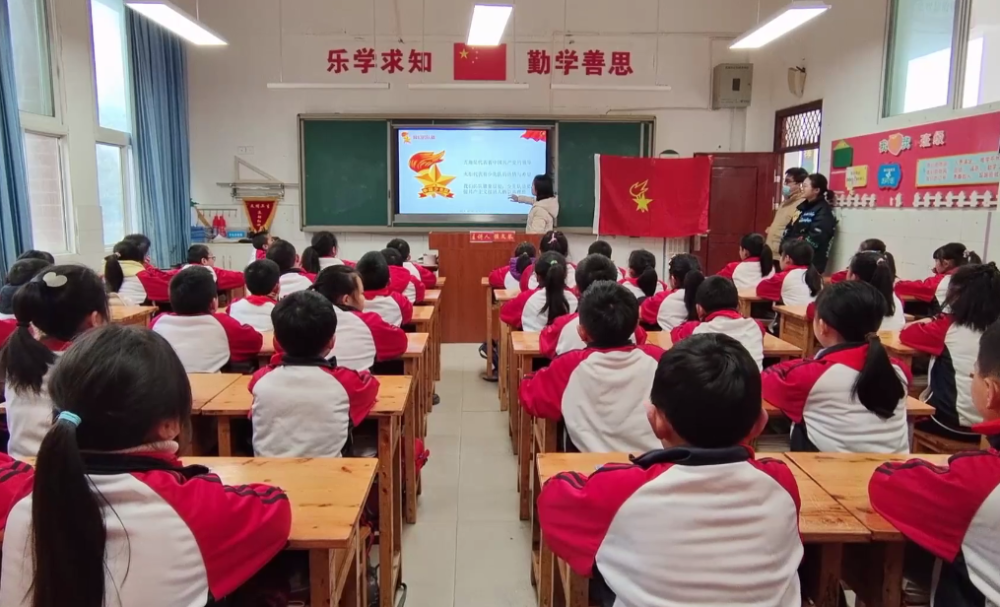 侯文琴已经走过了5年志愿服务之路,绥江县43个村社区,7所中学和50所