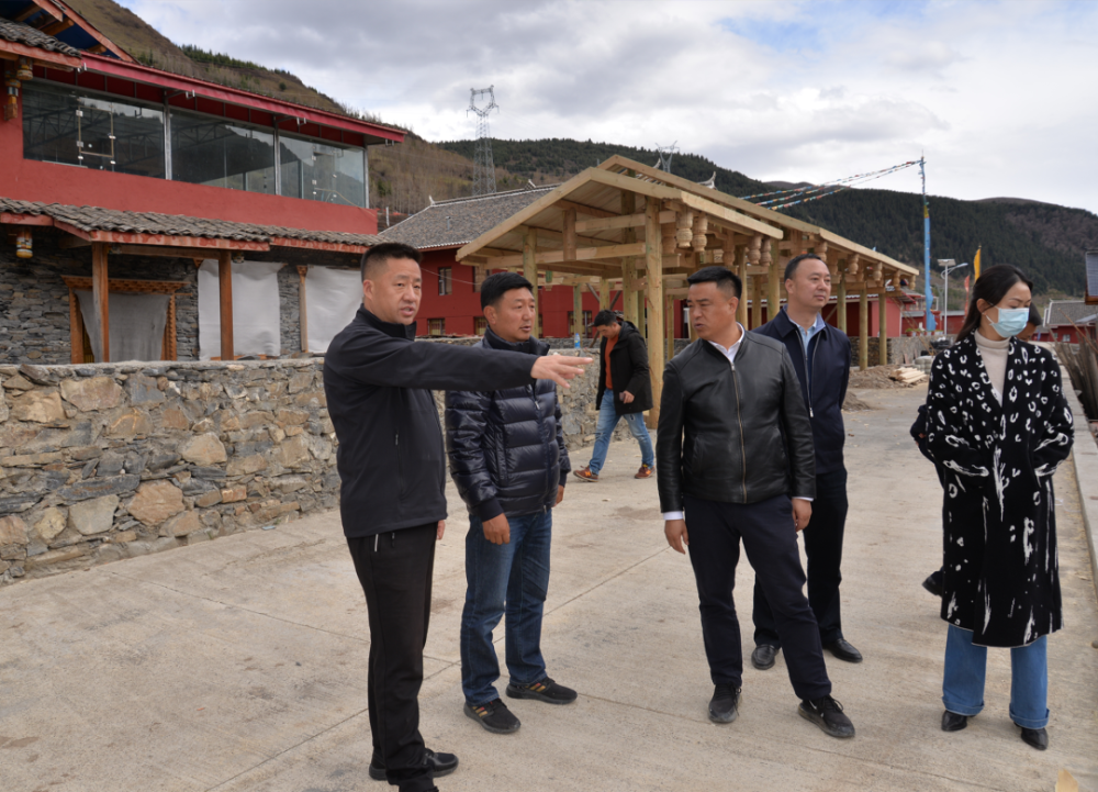 近日,县委副书记,县长何建华带队到川主寺片区调研部分重点项目推进