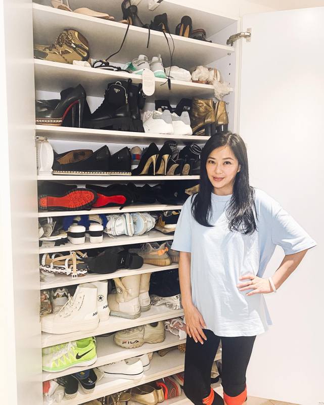 50岁刘小慧近况嫁苏志威住过亿豪宅生活惬意月花超3万养宠物