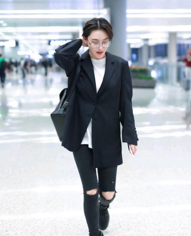 "两张嘴"的破洞牛仔裤,张馨予变身美女园丁,网友:真帅气!