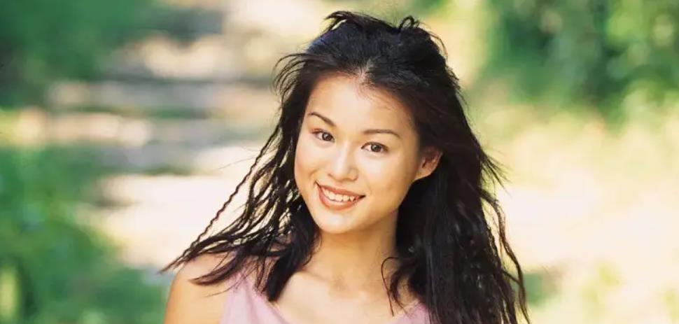 胡杏儿,1979年生于香港,是港星里学历比较高的那一批.