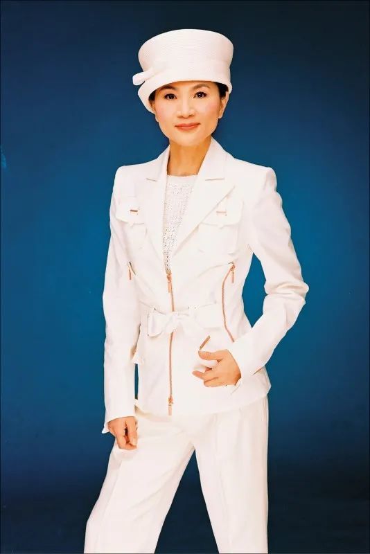 她是来自宝岛帽子歌后,翻唱谷村新司《星》大气深情