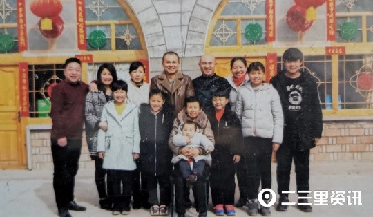 我的老家在榆林市清涧县,家中兄妹3人,我是老大,下面有妹妹和弟弟.