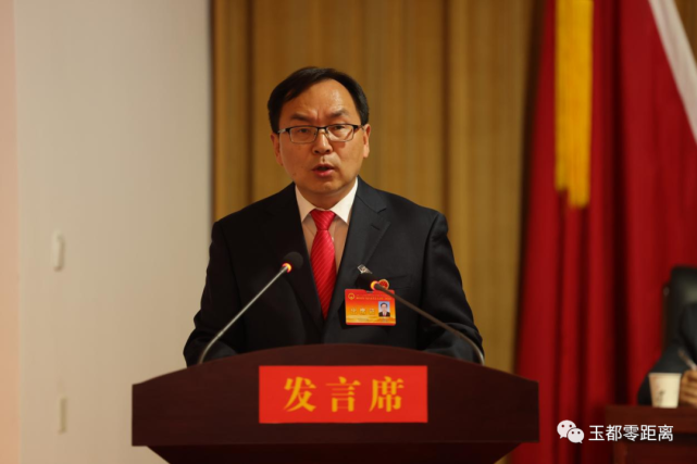 和田市人民政府常务副市长何学福受和田市人民政府委托,向大会作