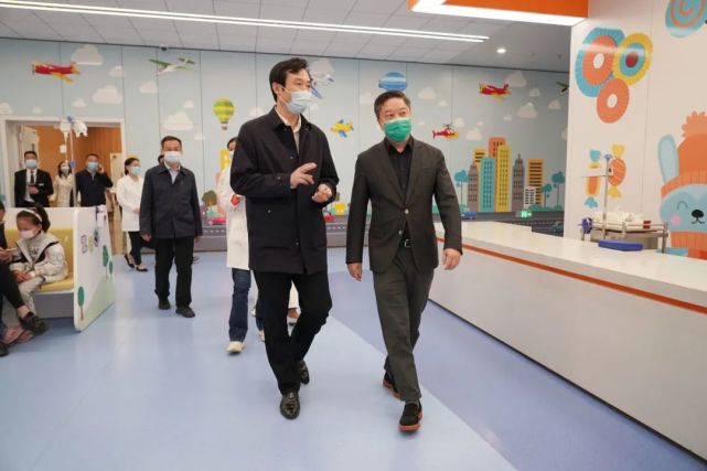 夏海鸣先后实地察看了医院预检分诊点,门诊大厅,高