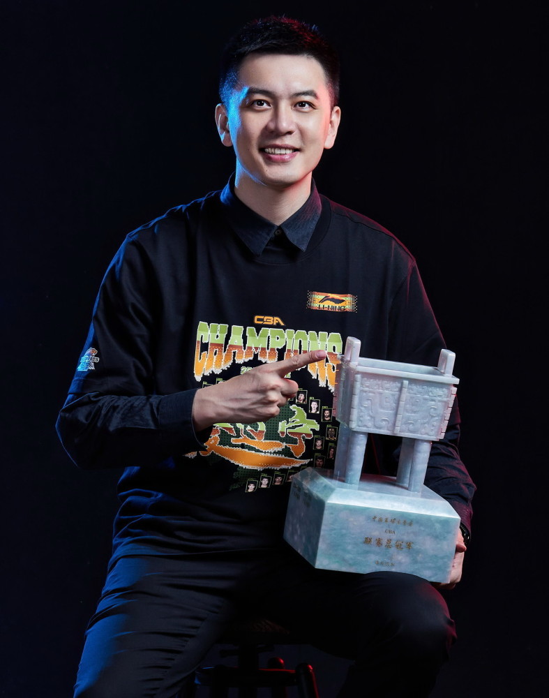 三人男篮联赛有球员叫杨鸣卫猛问高诗岩三人男篮好打不