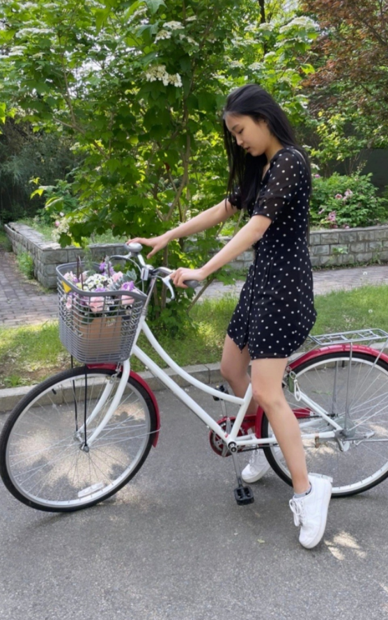 中国花滑女神朱易晒生活照,穿连衣裙骑单车