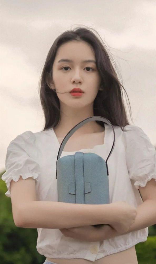 翻开周也的履历,就会发现这位长相甜美可人的小姑娘