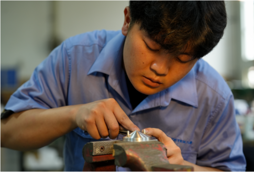 四川26岁小伙入职7年成长为高级钳工技师:为冰冷材料赋予"生命力"