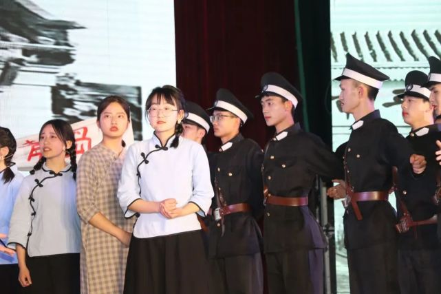 青川一中举办庆祝中国共青团成立100周年校园文化艺术节展演暨"双优"