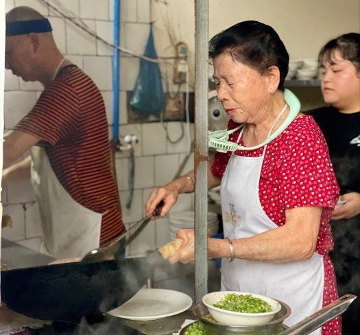 成都生意最好的苍蝇馆子 豆腐脑花堪称一绝 没有菜单想吃靠运气 腾讯新闻