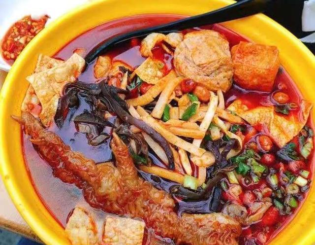 柳州姑娘嫁成都,带来了娘家正宗的柳州螺蛳粉,食客排长队来吃_腾讯