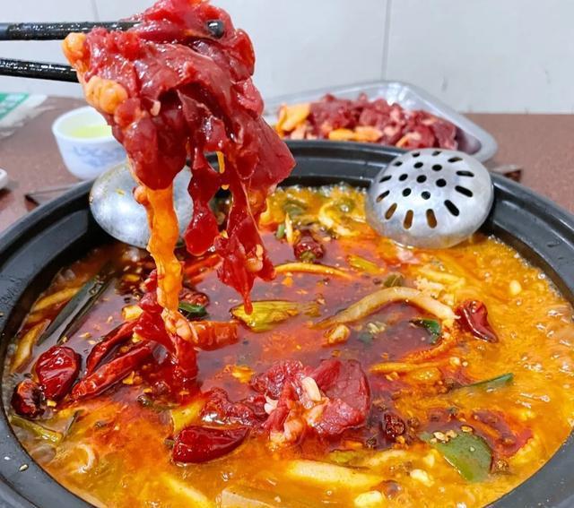 昆明占半条街的酸汤牛肉,外地人说不好吃,本地人:放着我来