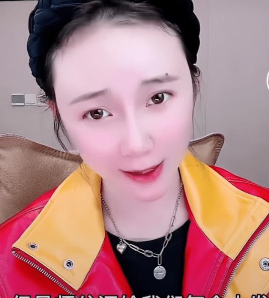 视频最后,李戈还晒出了赵本山在厨房烧火的一幕,画面非常温馨,经常