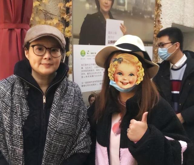 49岁袁立素颜现身医院,身材发福脸上长白斑,三婚老公疑一起同行