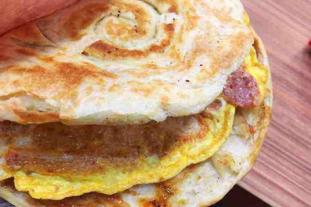 除了烧饼之外,里面还夹了鸡蛋,韭菜,辣条等配料,食材还是挺丰富的