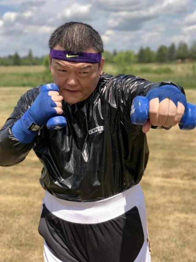 中国重量级霸主张君龙正式复出,目标锁定维尔德约书亚