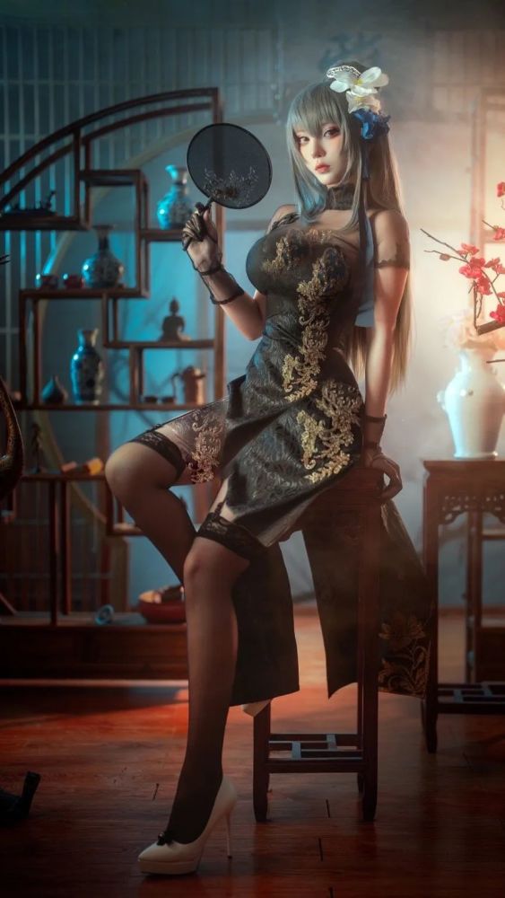 cos碧蓝航线路易九世瑰丽的执勤人cos正片菌烨