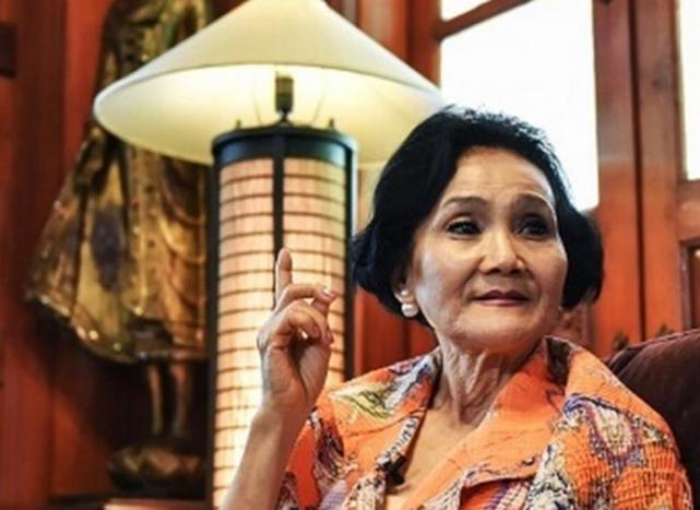 经年后,周总理早已辞世,常媛也成了儿孙绕膝的老人,但常媛从来没有