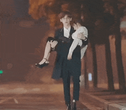 垫箱子,看了花絮后真尴尬|张子枫|林更新|吴磊|迪丽热巴|公主抱