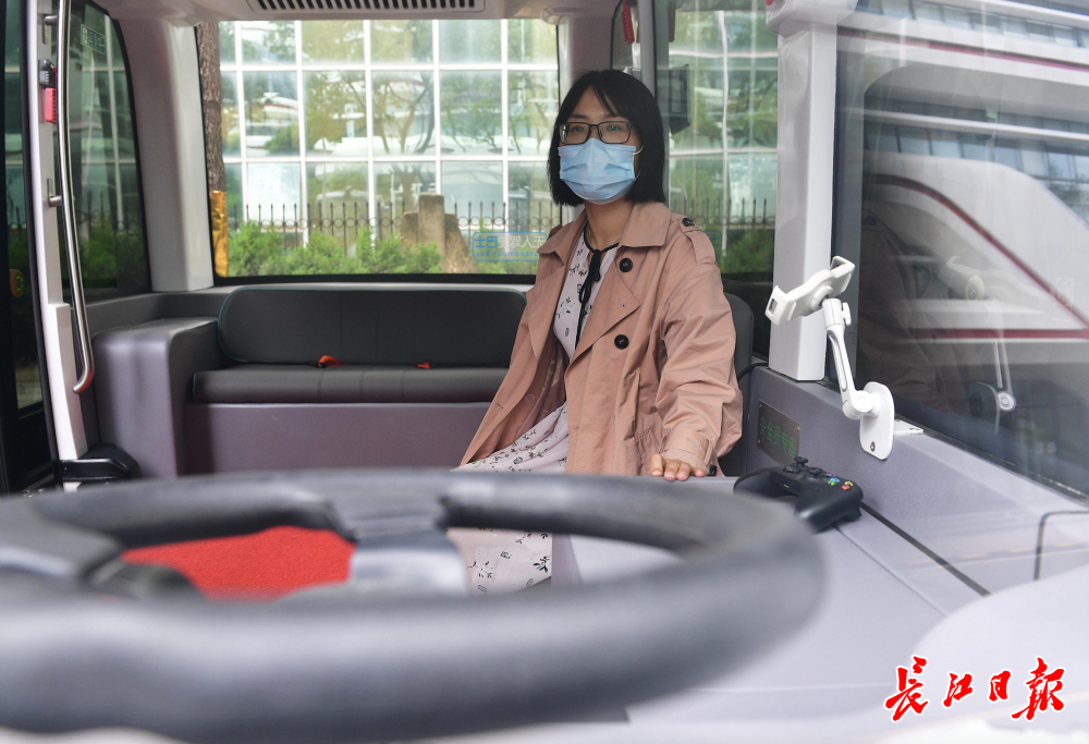 无人驾驶汽车安全员叶露露 驾照一分没扣登上巴士护平安 腾讯新闻