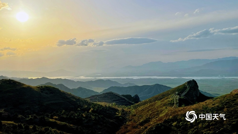 五一假期首日北京蓝天白云相伴远山如黛古迹巍峨
