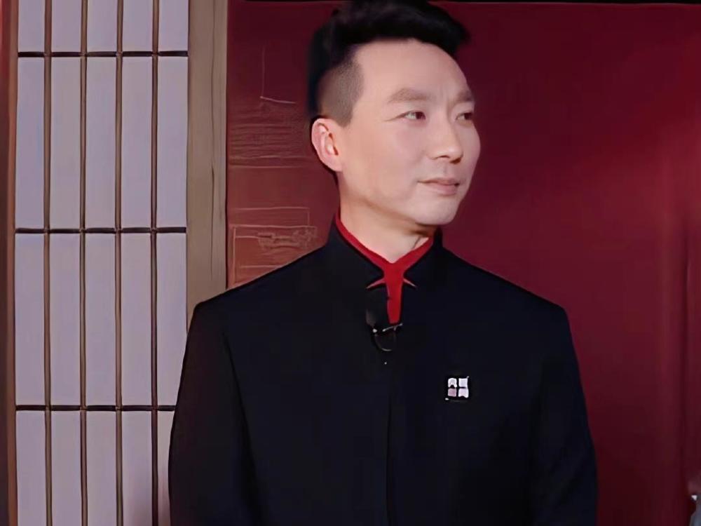 央视五一晚会主持人阵容:两男两女太养眼,龙洋取代李思思插图3