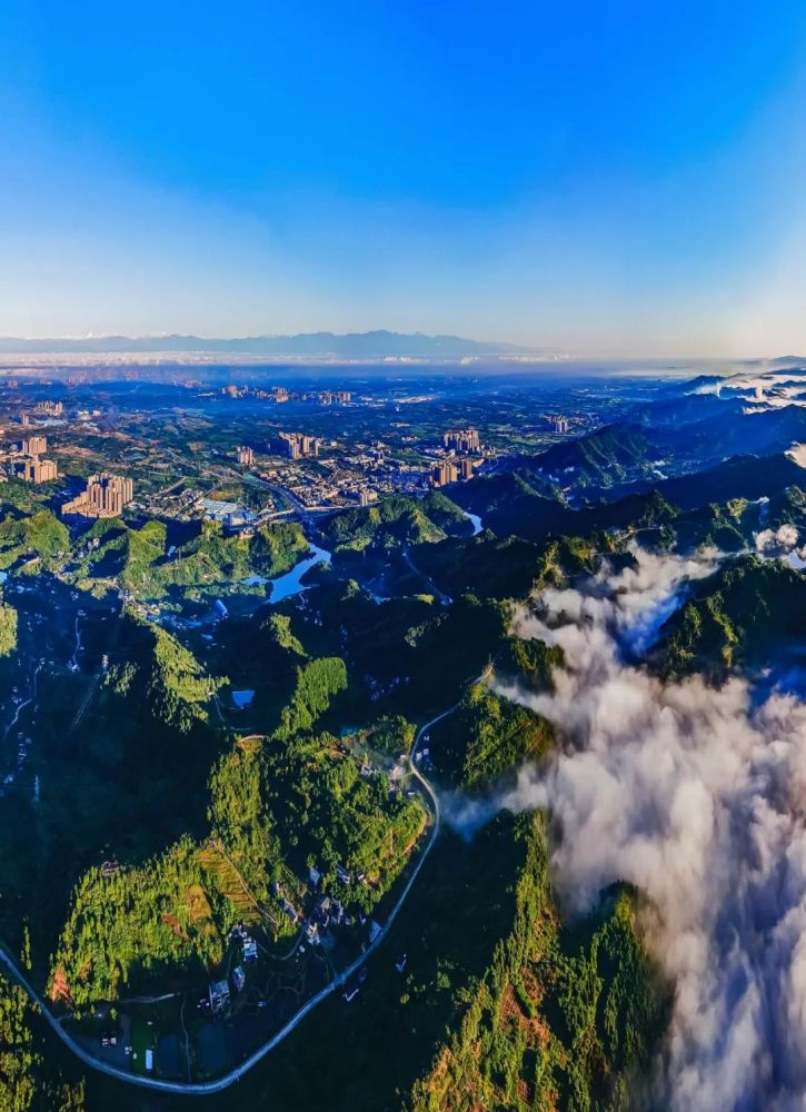 在龍泉山遙望成都平原,遠處為龍門山.