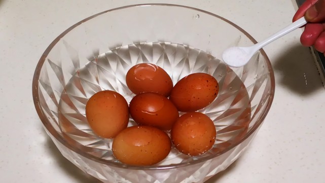 米醋泡鸡蛋(米醋泡鸡蛋的正确方法)