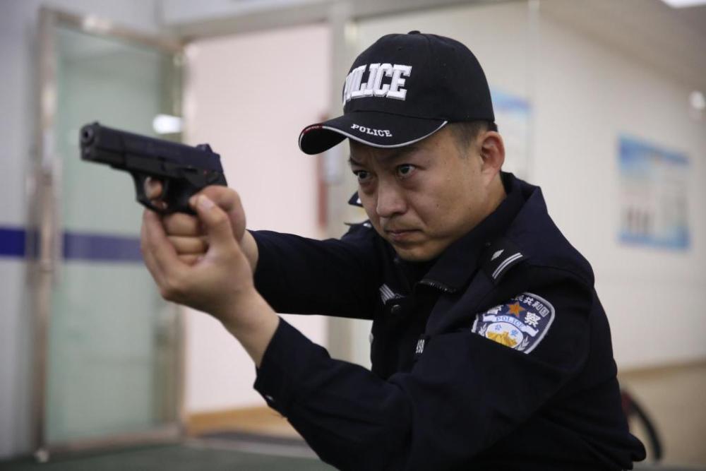 这几名队员各个都是"警营神枪手",训练场上举枪,屏息,瞄准,击发,一